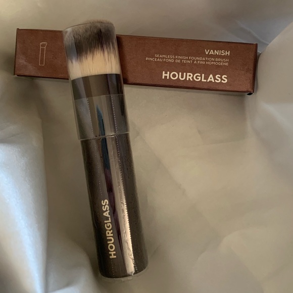 Hourglass Seamless Finish Foundation Brush - Picture 2 of 3